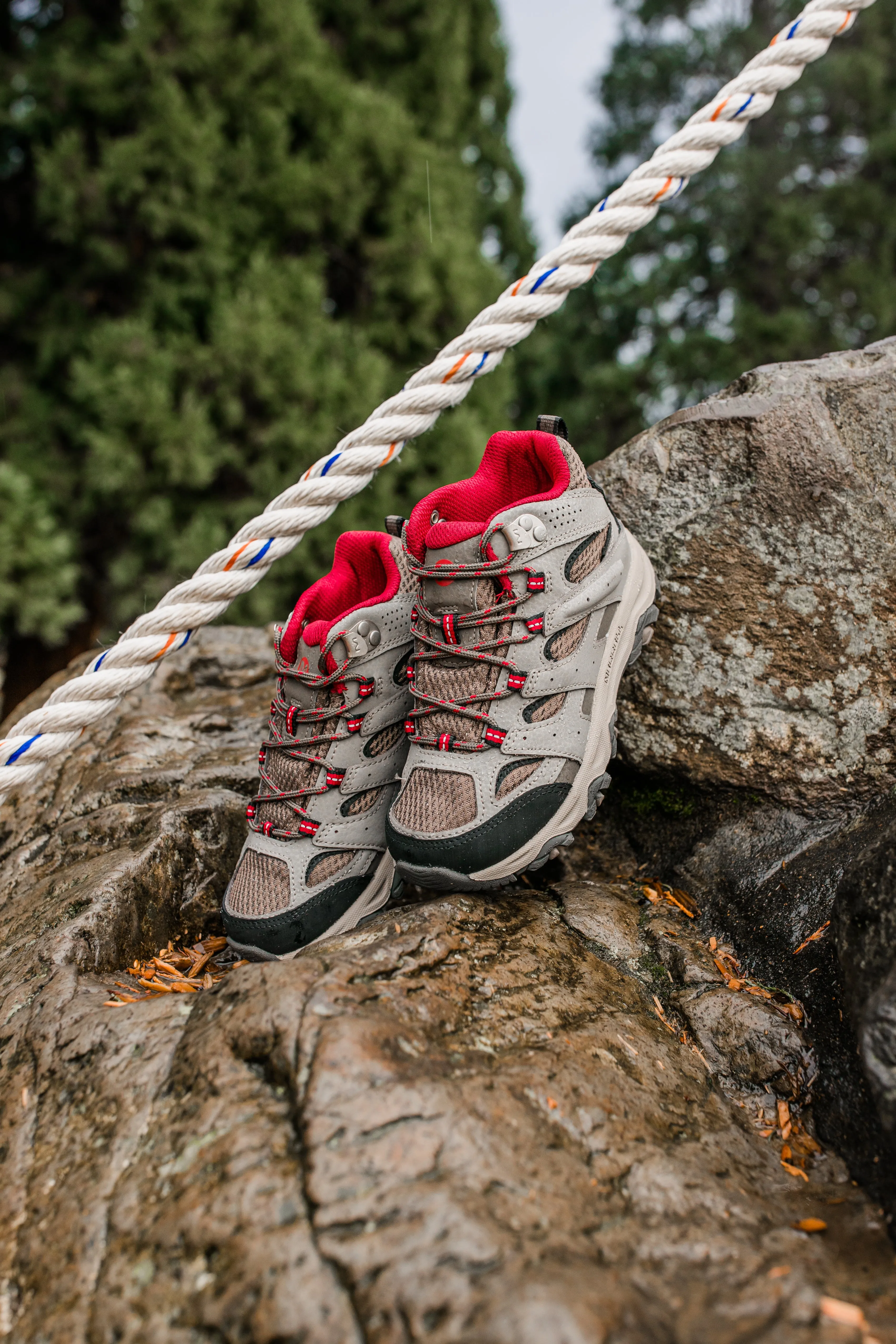 Merrell Kids Moab 3 Waterproof Mid Trail Boots (Boulder/Red) (UKJ11-UK6)